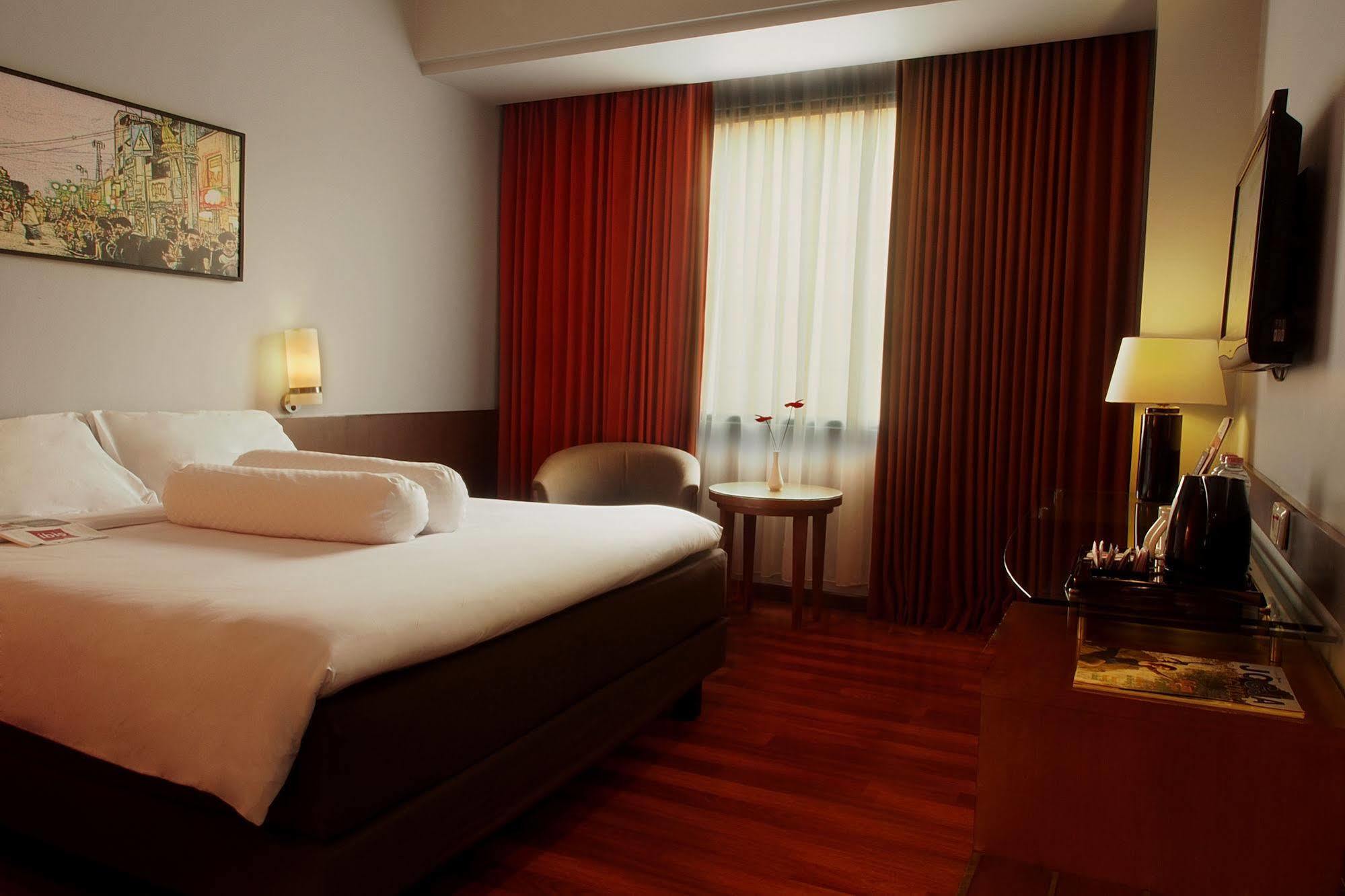 Отель Ibis Malioboro Джокьякарта Экстерьер фото